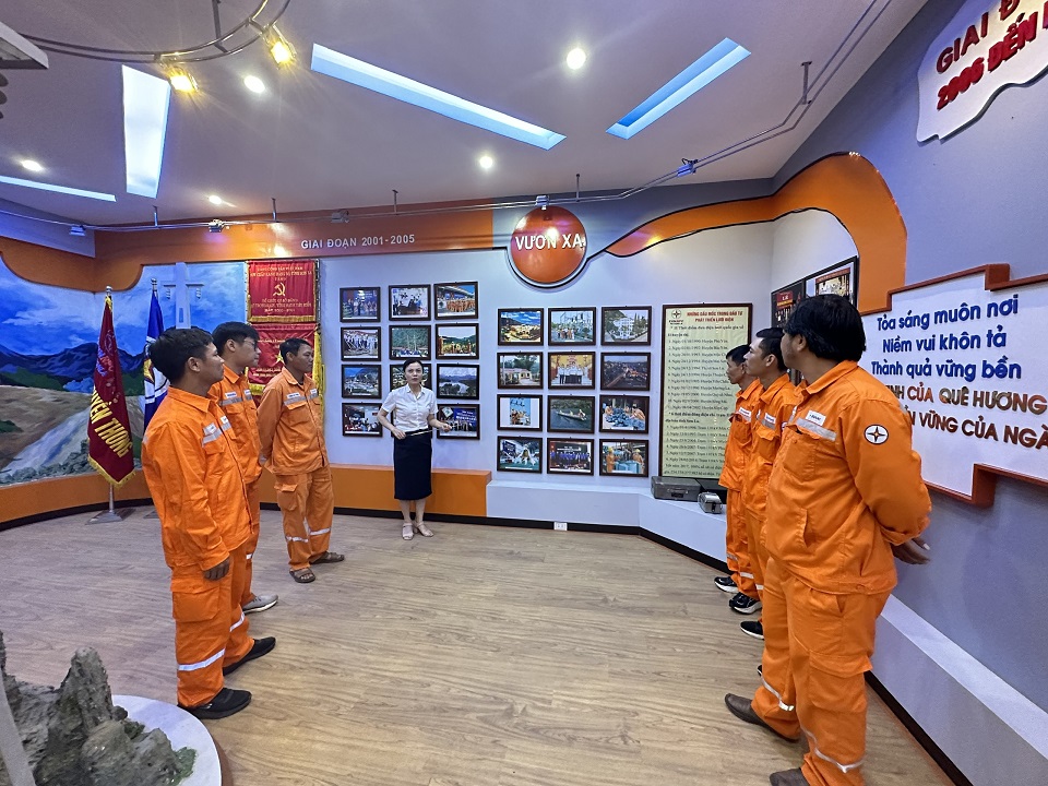 Lan tỏa các giá trị truyền thống qua hoạt động tham quan phòng truyền thống thường kỳ